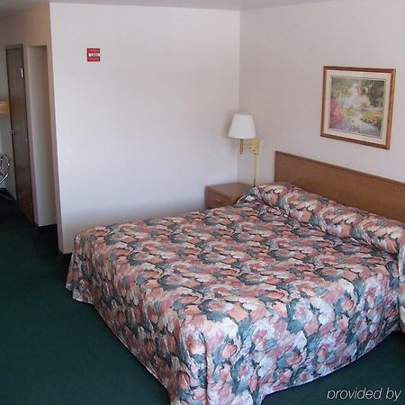 Budget Host Inn & Suites North Branch Ruang foto